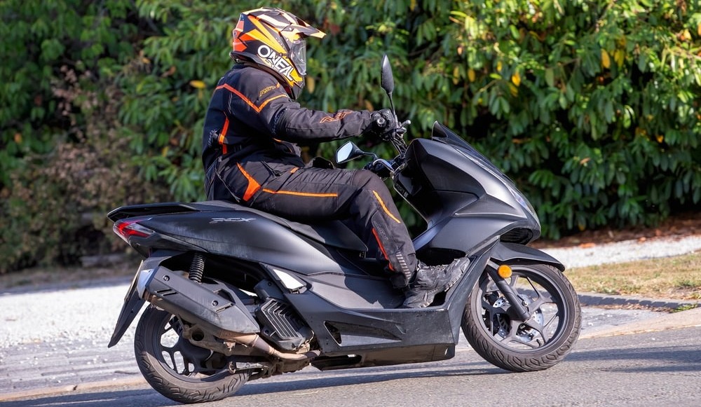 persona montando en una 125cc